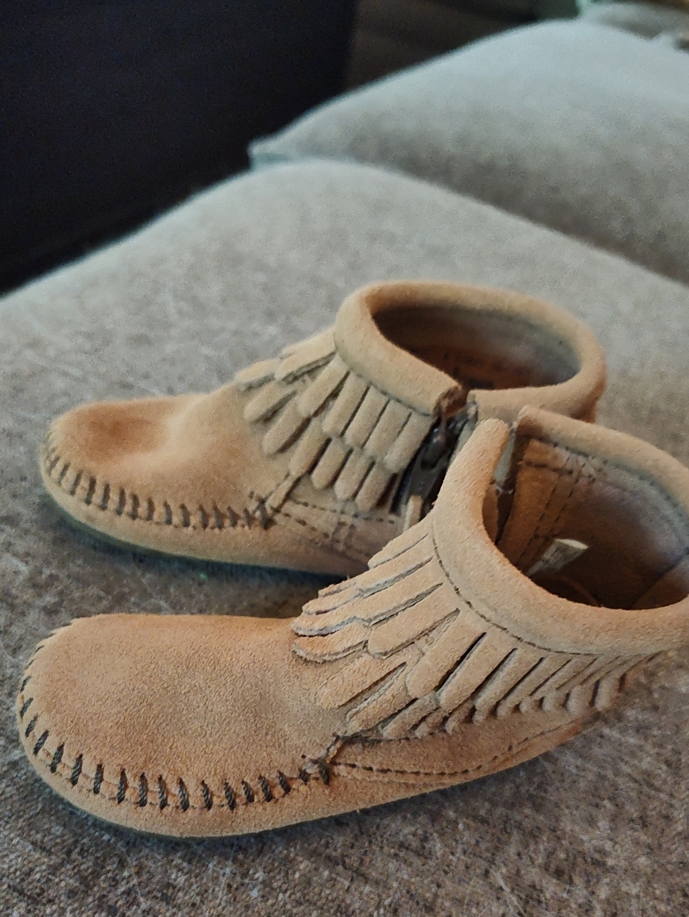 Minnetonka Leather Size 5 Tan Suede Fringe Moccasins with Side Zip